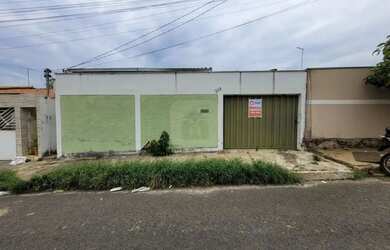 Imagem: A casa possui 4 Dormitórios, 2 Banheiros, 1 Vaga na garagem