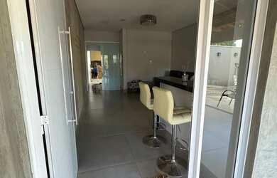 Imagem: A casa possui 3 Dormitórios, 2 Banheiros, 2 Vagas na garagem