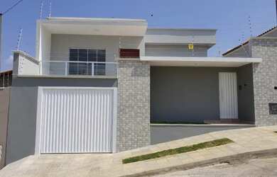 Imagem: A casa possui 3 Dormitórios, 2 Banheiros, 2 Vagas na garagem