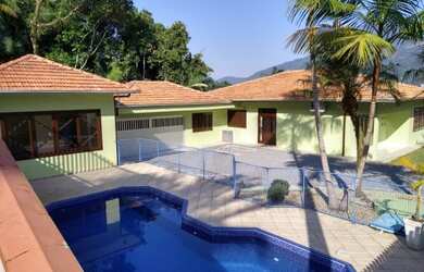 Imagem: A casa possui 4 Dormitórios, 3 Banheiros, 2 Vagas na garagem