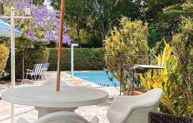 Imagem 3: Aldeia casa linda com 3 terrenos , possuindo jardim maravilhoso e piscina