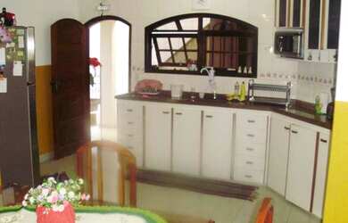 Imagem: A casa possui 3 Dormitórios, 3 Banheiros, 2 Vagas na garagem