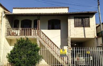 Imagem: A casa possui 3 Dormitórios, 2 Banheiros, 5 Vagas na garagem