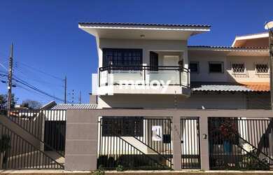 Imagem: A casa possui 3 Dormitórios, 3 Banheiros, 4 Vagas na garagem