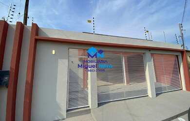 Imagem: A casa possui 3 Dormitórios, 3 Banheiros, 2 Vagas na garagem