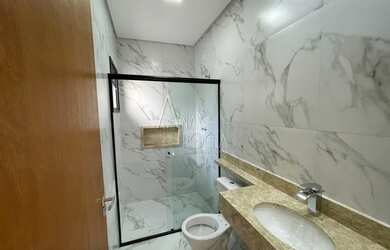 Imagem: A casa possui 3 Dormitórios, 1 Banheiro, 2 Vagas na garagem