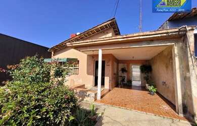 Imagem: A casa possui 2 Dormitórios, 2 Banheiros, 2 Vagas na garagem