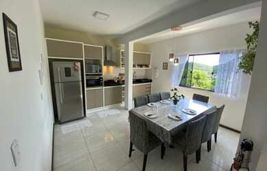 Imagem: A casa possui 3 Dormitórios, 2 Banheiros, 2 Vagas na garagem