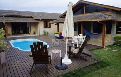 Imagem: A casa possui 3 Dormitórios, 2 Banheiros, 4 Vagas na garagem