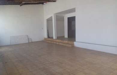 Imagem: A casa possui 4 Dormitórios, 1 Banheiro, 4 Vagas na garagem