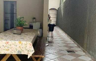 Imagem: A casa possui 2 Dormitórios, 1 Banheiro, 2 Vagas na garagem