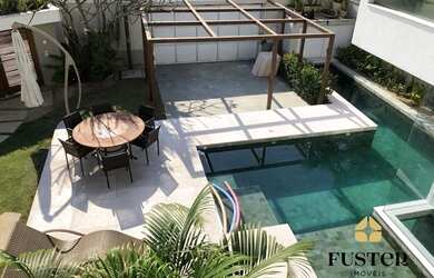 Imagem: A casa em condomínio possui 4 Dormitórios, 4 Banheiros, 4