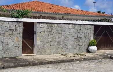 Imagem: A casa possui 3 Dormitórios, 3 Banheiros, 3 Vagas na garagem