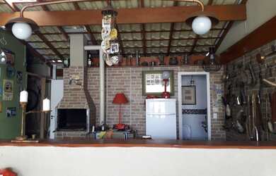 Imagem: A casa possui 3 Dormitórios, 3 Banheiros, 2 Vagas na garagem