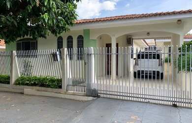 Imagem: A casa possui 3 Dormitórios, 3 Banheiros, 2 Vagas na garagem