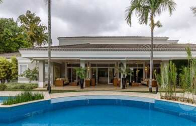 Imagem: A casa possui 5 Dormitórios, 5 Banheiros, 5 Vagas na garagem