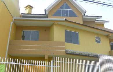 Imagem: A casa possui 3 Dormitórios, 2 Banheiros, 2 Vagas na garagem