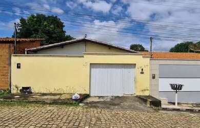 Imagem: A casa possui 2 Dormitórios, 2 Banheiros, 1 Vaga na garagem