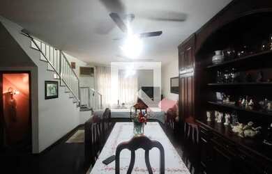 Imagem: A casa possui 3 Dormitórios, 3 Banheiros, 3 Vagas na garagem