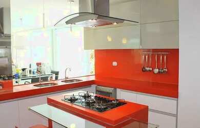 Imagem: A casa possui 3 Dormitórios, 2 Banheiros, 4 Vagas na garagem