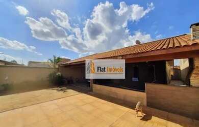 Imagem: A casa possui 3 Dormitórios, 2 Banheiros, 4 Vagas na garagem