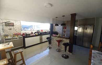 Imagem: A casa possui 3 Dormitórios, 3 Banheiros, 5 Vagas na garagem