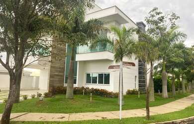 Imagem: A casa em condomínio possui 4 Dormitórios, 5 Banheiros, 5