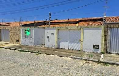 Imagem: A casa possui 2 Dormitórios, 1 Banheiro e 2 Vagas na garagem