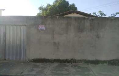 Imagem: A casa possui 2 Dormitórios, 1 Banheiro, 3 Vagas na garagem