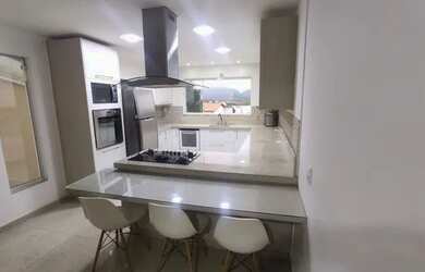 Imagem 2: Sobrado maravilhoso com trio caipira, salão de festas e quintal gramado