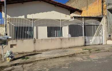 Imagem: A casa possui 3 Dormitórios, 3 Banheiros, 1 Vaga na garagem