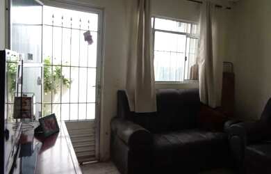 Imagem: A casa possui 3 Dormitórios, 3 Banheiros, 2 Vagas na garagem