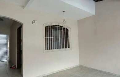 Imagem: A casa possui 2 Dormitórios, 1 Banheiro, 2 Vagas na garagem