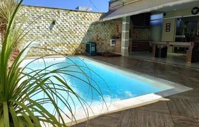 Imagem: A casa possui 3 Dormitórios, 3 Banheiros, 2 Vagas na garagem