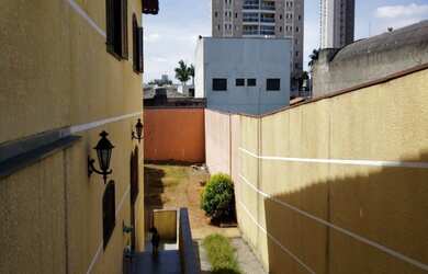 Imagem: A casa possui 4 Dormitórios, 2 Banheiros, 5 Vagas na garagem