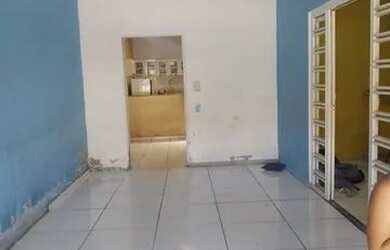 Imagem: A casa possui 2 Dormitórios, 1 Banheiro, 2 Vagas na garagem