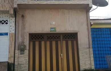 Imagem: A casa possui 3 Dormitórios, 2 Banheiros, 1 Vaga na garagem