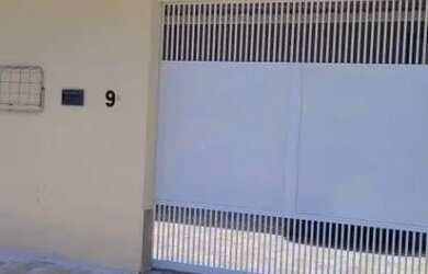 Imagem: A casa possui 3 Dormitórios, 2 Banheiros, 1 Vaga na garagem