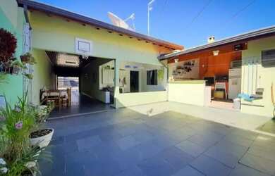 Imagem: A casa possui 3 Dormitórios, 1 Banheiro, 4 Vagas na garagem