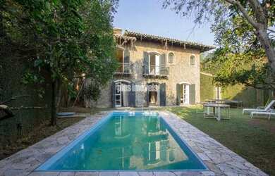 Imagem: A casa possui 4 Dormitórios, 5 Banheiros, 4 Vagas na garagem