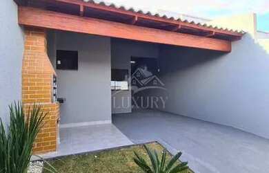 Imagem: A casa possui 3 Dormitórios, 2 Banheiros, 2 Vagas na garagem