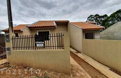 Imagem: A casa possui 2 Dormitórios, 1 Banheiro, 2 Vagas na garagem