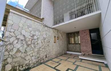 Imagem: A casa possui 5 Dormitórios, 4 Banheiros, 2 Vagas na garagem