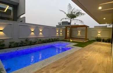 Imagem: A casa em condomínio possui 4 Dormitórios, 4 Banheiros, 328m²