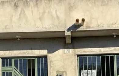 Imagem: A casa possui 3 Dormitórios, 2 Banheiros, 2 Vagas na garagem