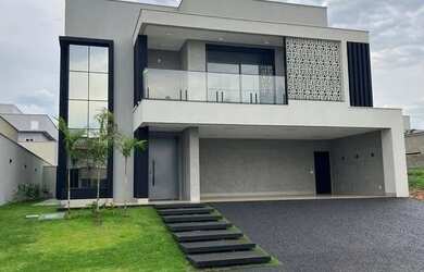 Imagem: A casa possui 2 Dormitórios, 2 Vagas na garagem e 319m² de