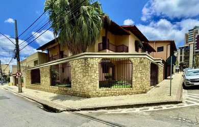 Imagem: A casa possui 4 Dormitórios, 5 Banheiros, 5 Vagas na garagem