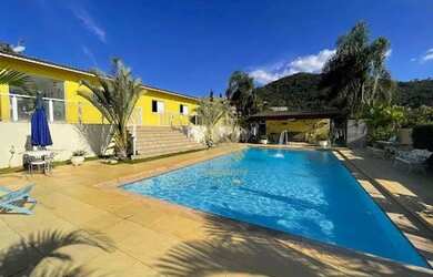 Imagem: A casa possui 5 Dormitórios, 5 Banheiros, 5 Vagas na garagem