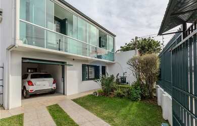 Imagem: A casa possui 3 Dormitórios, 3 Banheiros, 2 Vagas na garagem