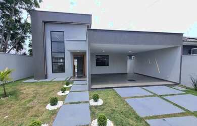 Imagem: A casa possui 3 Dormitórios, 2 Banheiros, 4 Vagas na garagem